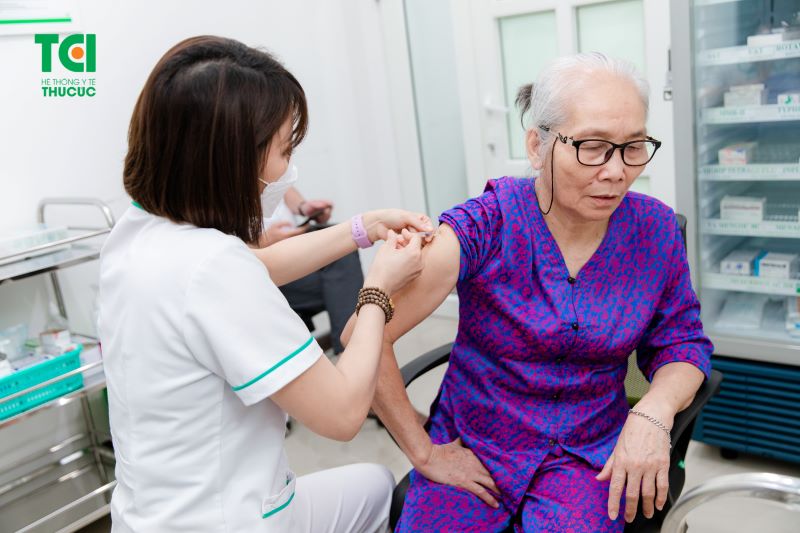 Việc tiêm vắc xin cho người lớn tuổi đóng vai trò quan trọng trong việc bảo vệ sức khỏe, phòng ngừa các bệnh nguy hiểm và tăng cường sức đề kháng.
