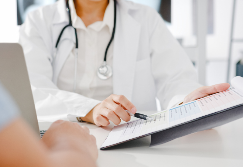 Trước khi quyết định tiêm trộn vaccine, cần có sự đánh giá cẩn thận về tình trạng sức khỏe, tiền sử bệnh lý và các yếu tố rủi ro của từng cá nhân.