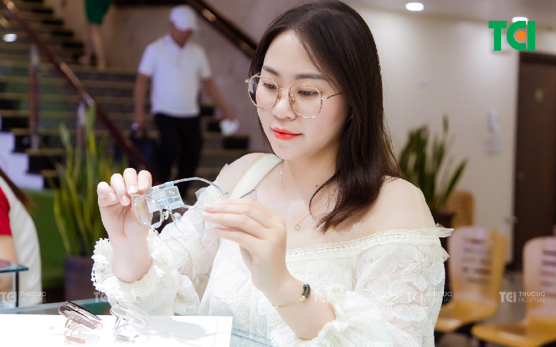 Tròng kính đổi màu trà có mẫu nào