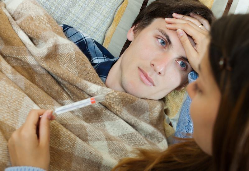 Cách chăm sóc người sau khi tiêm vắc-xin bị sốt và ớn lạnh