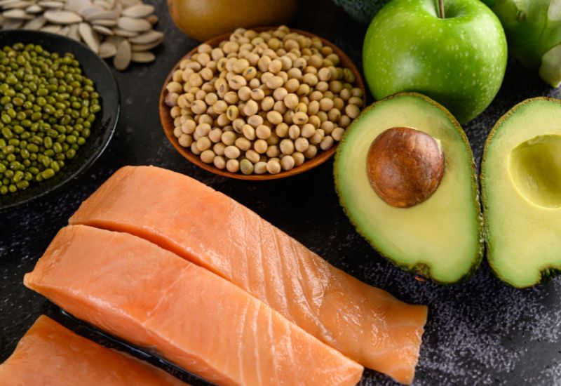 Một chế độ ăn giàu chất chống viêm như omega-3 và các chất chống oxy hóa có thể giúp giảm các phản ứng viêm tại chỗ như sưng, đỏ tại vị trí tiêm.