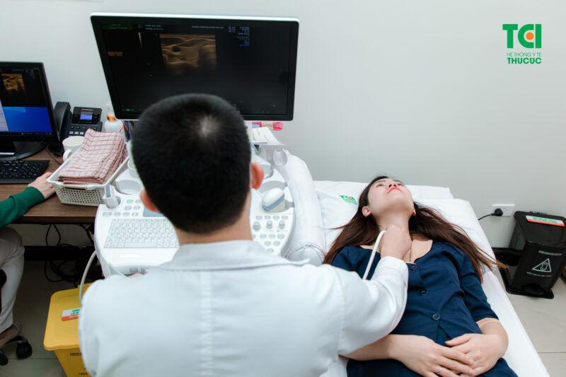 Làm thế nào để kiểm tra và điều trị các vấn đề về tuyến giáp?