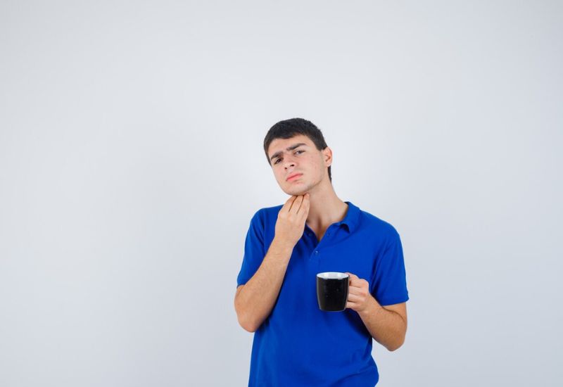 nuốt vướng một bên