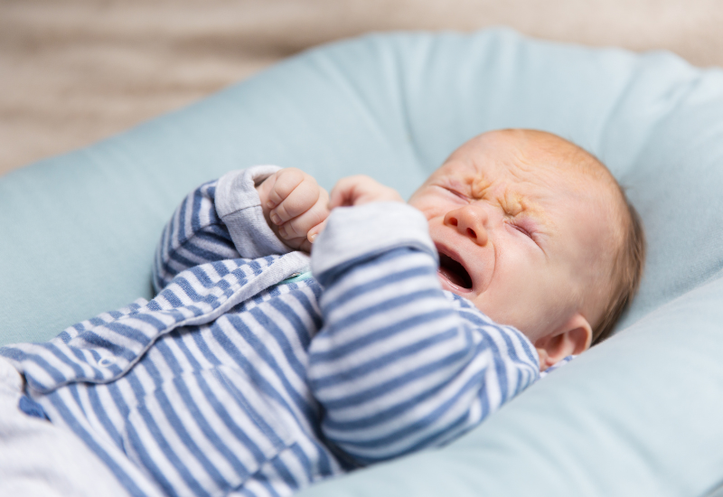 Như mọi loại vắc-xin khác, vắc-xin Rotavirus cũng có thể gây ra một số phản ứng phụ nhẹ; phần lớn các phản ứng này tự khỏi sau vài ngày và không để lại hậu quả; các phản ứng thường gặp bao gồm sốt nhẹ, tiêu chảy nhẹ, biếng ăn, quấy khóc…