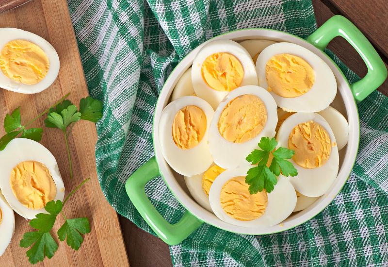 Nên ưu tiên các cách chế biến đơn giản, giữ được nhiều giá trị dinh dưỡng như luộc, hấp hoặc trứng chần.