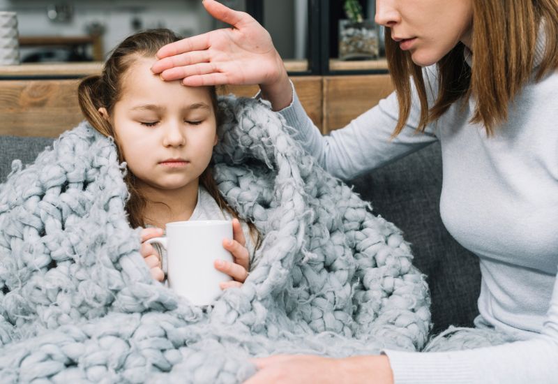 Sau khi tiêm vắc-xin, cơ thể có thể xuất hiện một số phản ứng nhẹ, cho thấy hệ miễn dịch đang hoạt động để tạo kháng thể.