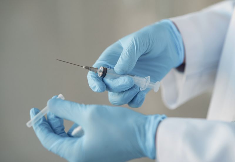 Vaccine 5 trong 1 là vaccine phối hợp giúp phòng ngừa 5 bệnh truyền nhiễm nguy hiểm ở trẻ nhỏ, bao gồm bạch hầu, ho gà, uốn ván, viêm gan B và các bệnh do vi khuẩn Haemophilus influenzae type b (Hib) gây ra.