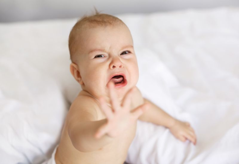 Phụ huynh có thể áp dụng các biện pháp như cho trẻ uống nhiều nước, chườm mát nơi tiêm, hoặc dùng thuốc hạ sốt theo hướng dẫn của bác sĩ.