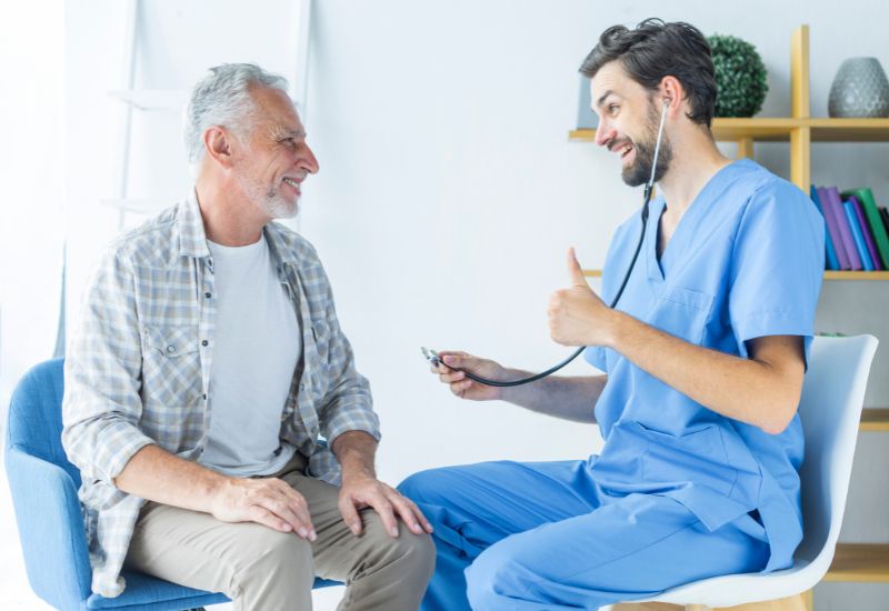 Trước khi tiêm vắc-xin, người lớn tuổi cần được bác sĩ đánh giá kỹ về tình trạng sức khỏe, các bệnh nền và thuốc đang sử dụng.