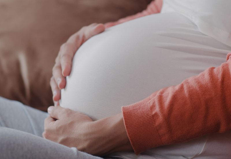 Phụ nữ mang thai và cho con bú cần tham khảo ý kiến bác sĩ trước khi tiêm.