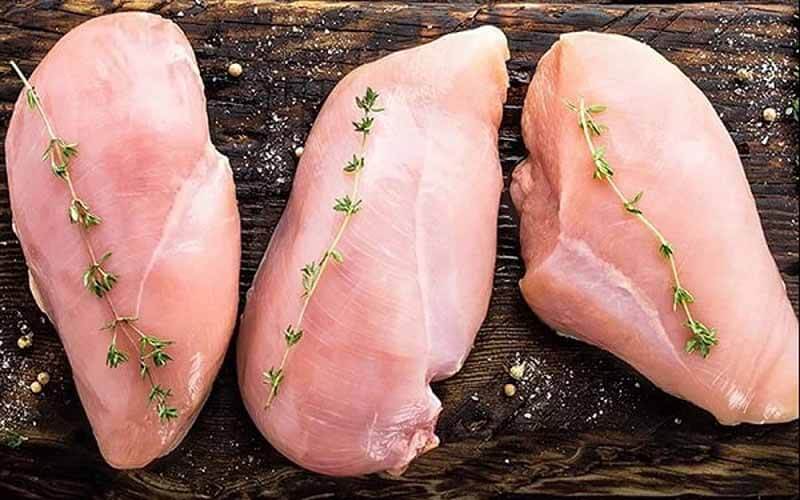 Giống gà khác nhau có thể cho ra ức gà với thành phần dinh dưỡng và lượng calo hơi khác biệt.