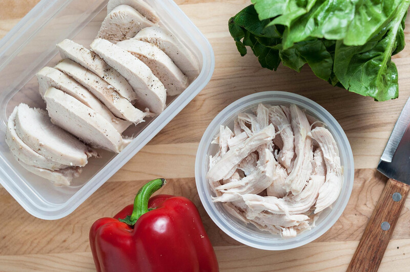 Ngoài lượng calo thấp, ức gà luộc còn là một nguồn cung cấp protein, vitamin và khoáng chất dồi dào.