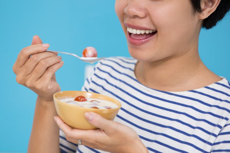Từ trẻ em đến người lớn, ai cũng có thể tận hưởng những giá trị dinh dưỡng tuyệt vời mà sữa chua mang lại.