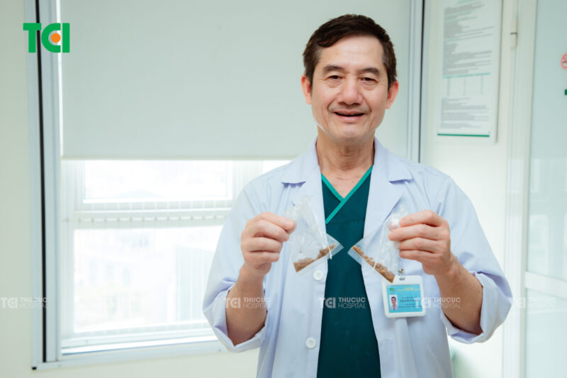“Cân não” tán sỏi san hô khổng lồ bảo toàn sức khỏe cho bệnh nhân hậu tai biến