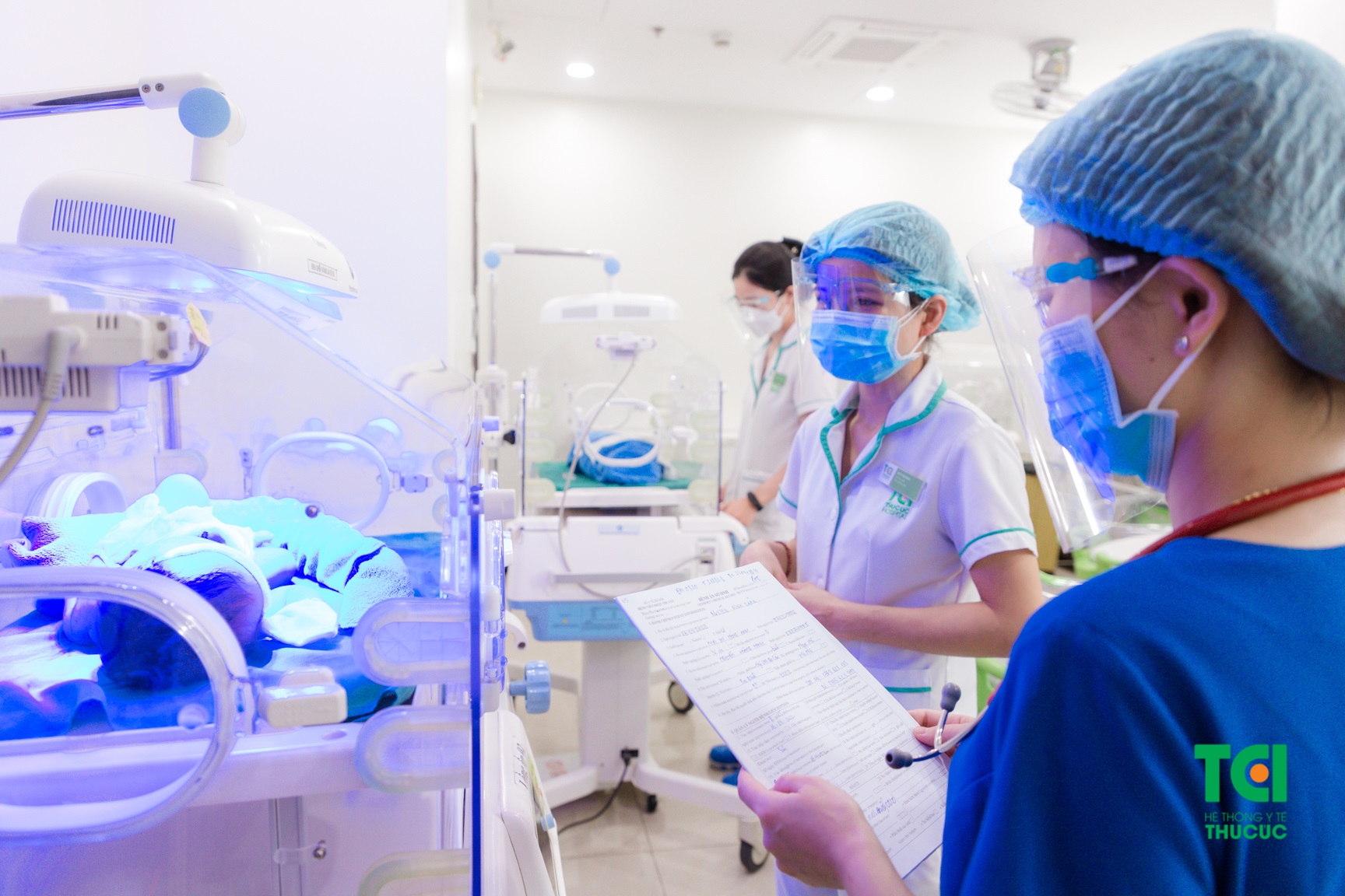 Bệnh viện ĐKQT Thu Cúc TCI điều trị vàng da cho trẻ bằng phương pháp chiếu đèn cho bé