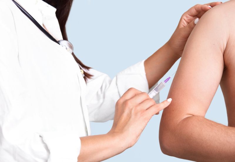 Giải đáp chi tiết thắc mắc: Bị tai biến có tiêm vắc-xin được không?