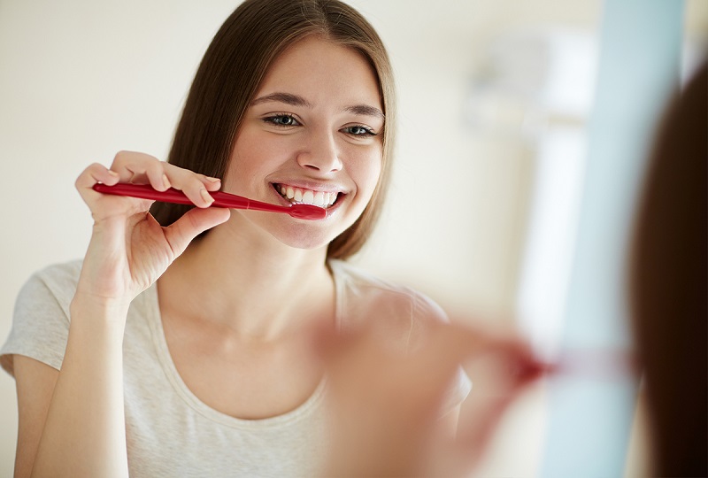 Bạn đừng quên đánh răng hàng ngày để giảm hình thành mảng bám trên răng