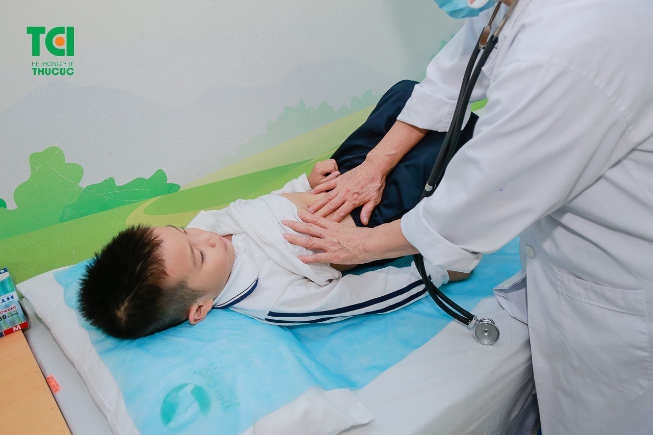Khi trẻ có những biểu hiện bất thường, cần đưa trẻ tới chuyên khoa Nhi để thăm khám chính xác