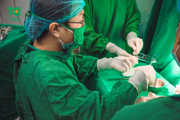 Phẫu thuật tạo hình điểm lệ là một nhóm kỹ thuật nhằm tái tạo lại hình dạng cũng như vị trí điểm lệ nhằm điều trị một số bệnh lý như hẹp, bít tắc điểm lệ gây nên hiện tượng chảy nước mắt, giúp cho người bệnh có tầm nhìn tốt hơn