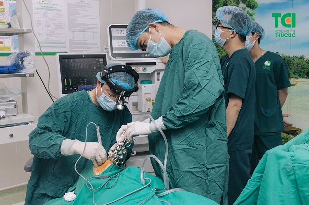 Khi các hạt xơ đã phát triển quá lớn thì bác sĩ cần phải can thiệp phẫu thuật nội soi để bóc tách hạt xơ