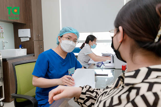 Mẹ sau sinh cần thăm khám, theo dõi sức khỏe phụ khoa thường xuyên để được bác sĩ chia sẻ, đánh giá và đưa ra lời khuyên phù hợp trong mọi vấn đề