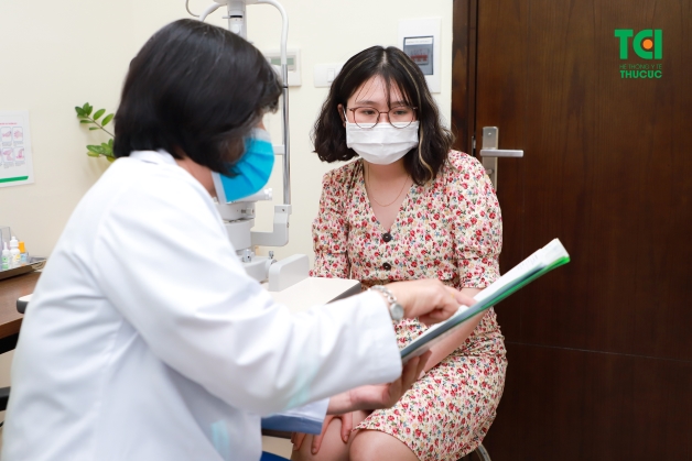 Chắp và lẹo có thể điều trị bằng khăn ấm khi bệnh đang ở mức độ nhẹ, chỉ vừa với bị viêm sưng