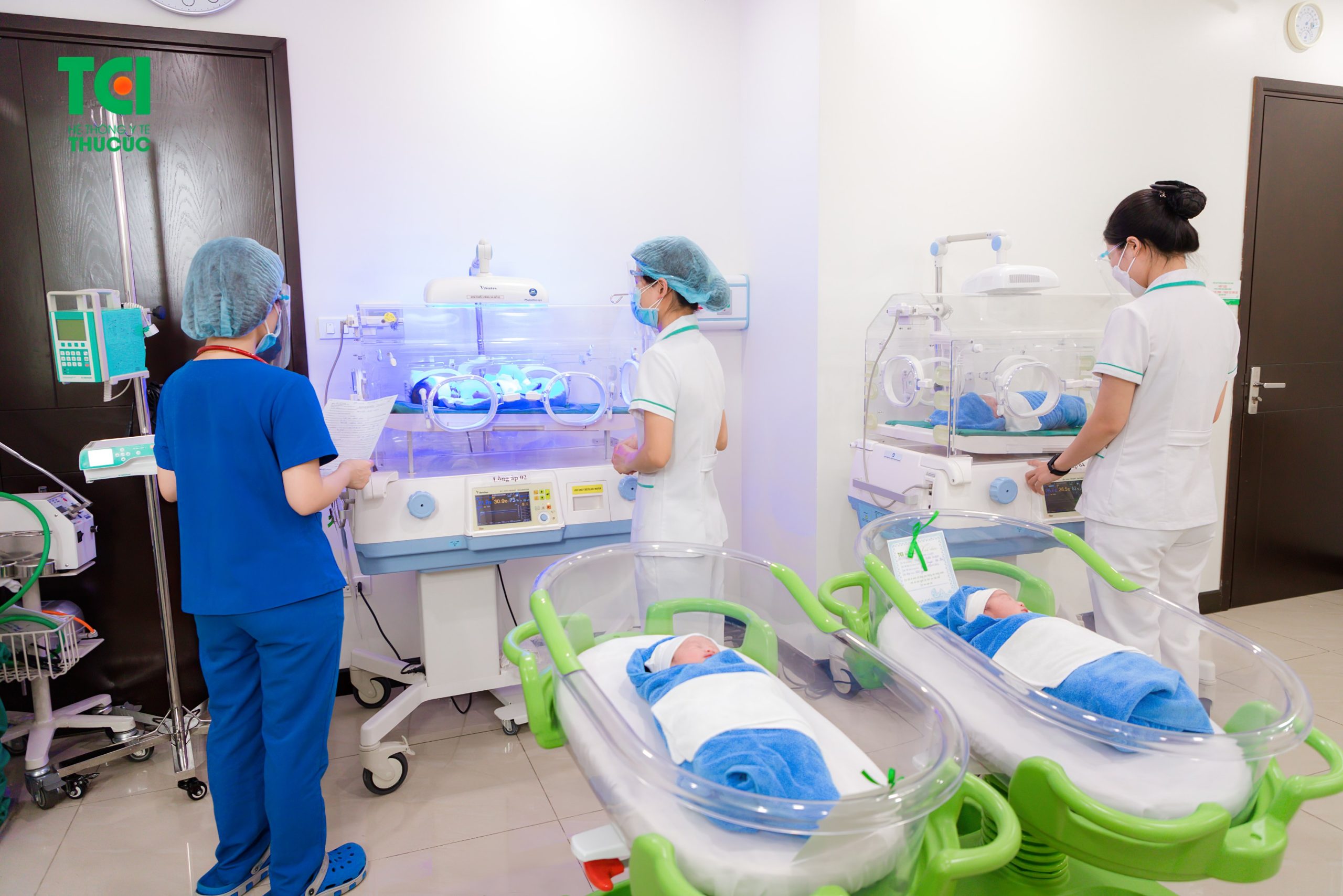 Chiếu đèn điều trị vàng da cho trẻ sơ sinh tại Thu Cúc TCI được thực hiện đúng theo quy định đảm bảo hiệu quả điều trị cao nhất