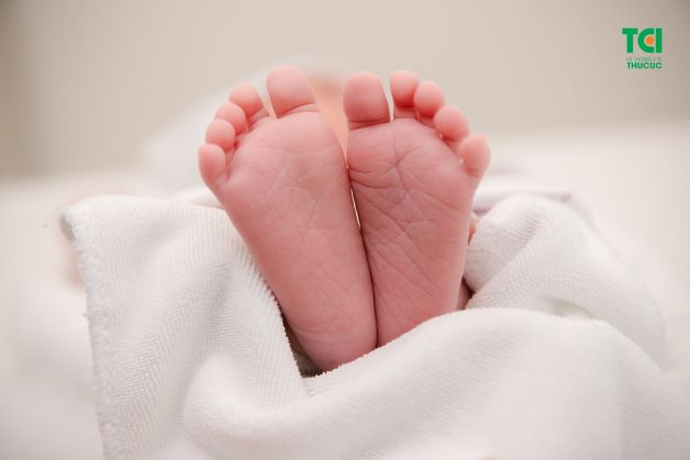 Sàng lọc sau sinh bằng phương pháp xét nghiệm lấy máu gót chân của trẻ giúp phát hiện những bệnh lý nguy hiểm ảnh hưởng đến quá trình phát triển của trẻ trong tương lai của trẻ