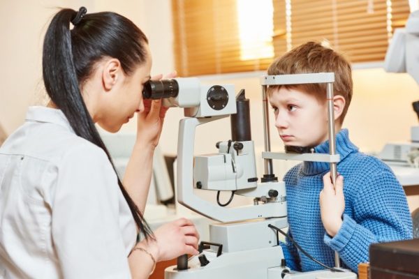 Bệnh lý sẽ được phát hiện khi bác sĩ soi đáy mắt, phát hiện ra có các chấm nhỏ trắng hoặc vàng nhạt, rải rác dọc theo mạch máu võng mạc.