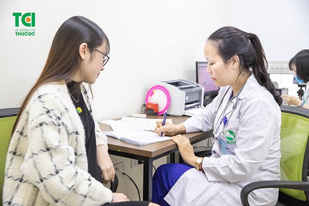Trước khi đặt vòng tránh thai, chị em cần được thăm khám để bác sĩ xác định cơ thể, tình trạng hiện tại có phù hợp để thực hiện hay không