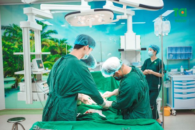 Tùy vào từng trường hợp của mỗi bệnh nhân mà bác sĩ sẽ có phương pháp điều trị thích hợp như: phẫu thuật hoặc điều trị nội khoa. 