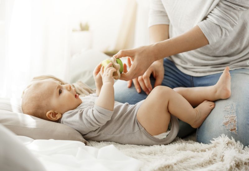 Trẻ em là đối tượng tiêm vắc-xin quan trọng; từ sơ sinh đến dậy thì, trẻ em cần được tiêm đầy đủ các loại vắc-xin theo lịch; các chuyên gia y tế khuyến cáo tiêm chủng đúng lịch cho trẻ em không chỉ bảo vệ cá nhân mà còn góp phần bảo vệ cả cộng đồng.
