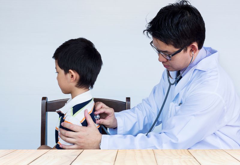 Trước khi tiêm vắc-xin, bác sĩ sẽ khám và đánh giá tình trạng sức khỏe của trẻ.