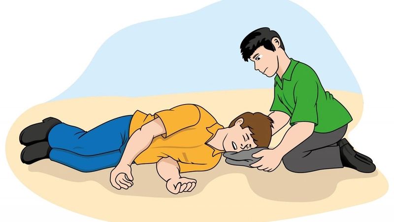 Làm gì khi thấy người bị co giật do động kinh?