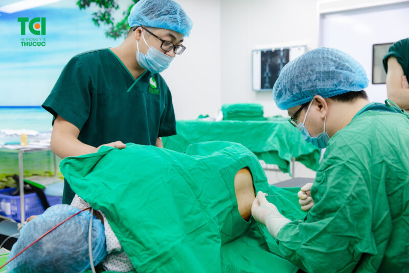 Quy trình thực hiện tán sỏi nội soi ống mềm bằng laser từ A-Z