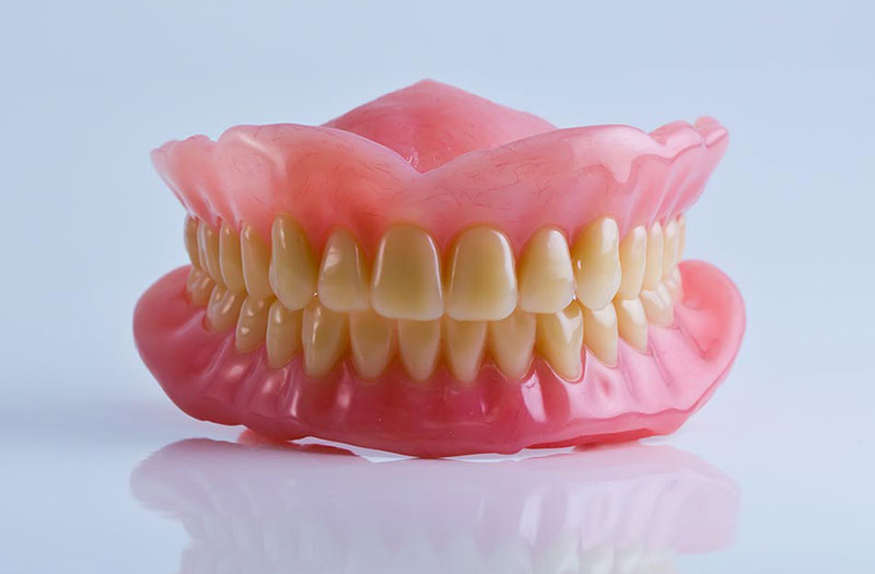 Hàm răng giả là một giải pháp phục hình răng phổ biến, giúp cải thiện chức năng và lấy lại sự tự tin cho nhiều người.