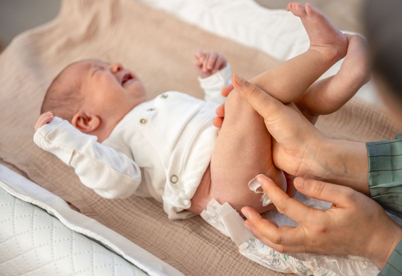 Ở giai đoạn sớm, trẻ thường đau bụng dữ dội theo cơn, mỗi cơn kéo dài khoảng 2-3 phút. 