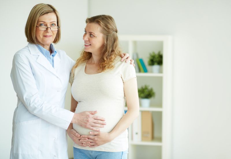 Không nên tự ý tiêm vắc-xin khi mang thai mà cần tham khảo ý kiến từ bác sĩ sản khoa hoặc các chuyên gia y tế.