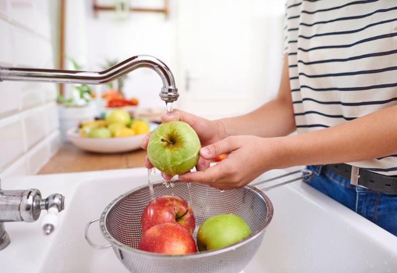 Không nên rửa táo trước khi bảo quản vì nước có thể làm hỏng lớp bảo vệ tự nhiên, khiến vi khuẩn và nấm dễ phát triển hơn. 