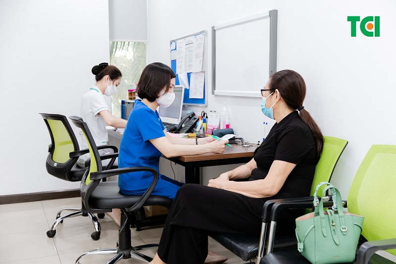 bác sĩ đọc kết quả chẩn đoán hình ảnh lách