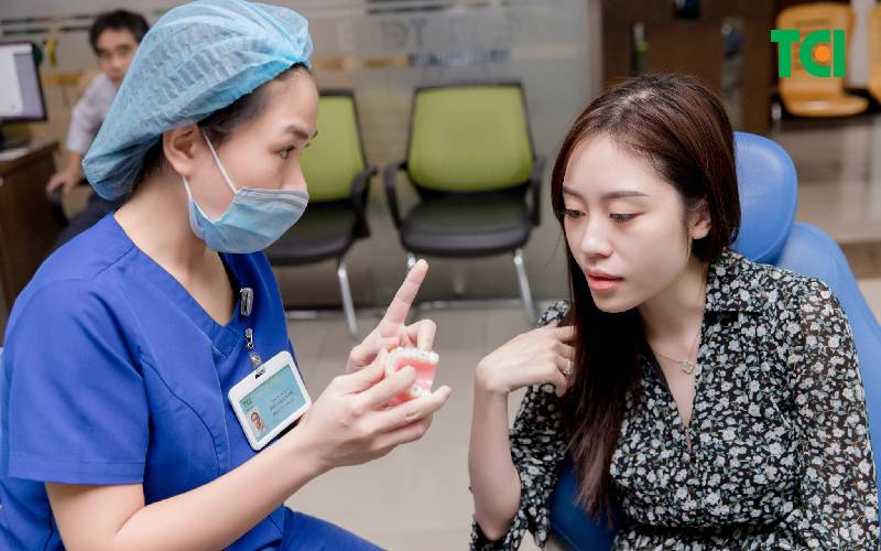 Niềng răng bị hóp má chữa thế nào