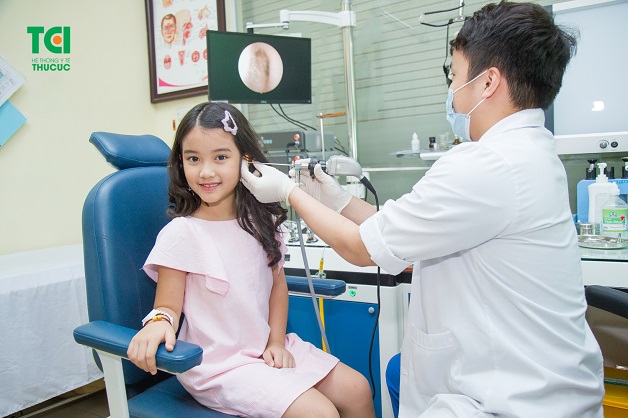 Khi thấy cơ thể xuất hiện triệu chứng như đau họng, ù tai, khan tiếng,... trong một thời gian dài cần phải đi thực hiện nội soi để phát hiện bệnh lý