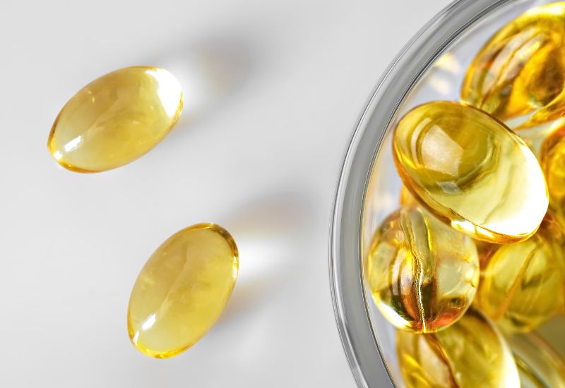 Nếu không thể bổ sung đủ Omega-3 từ thực phẩm, bạn có thể sử dụng viên uống dầu cá hoặc dầu tảo.