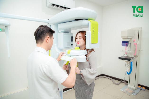 Trước khi phẫu thuật nang răng, bác sĩ sẽ chụp Xquang răng để xác định các răng bị ảnh hưởng đồng thời đánh giá tình trạng răng