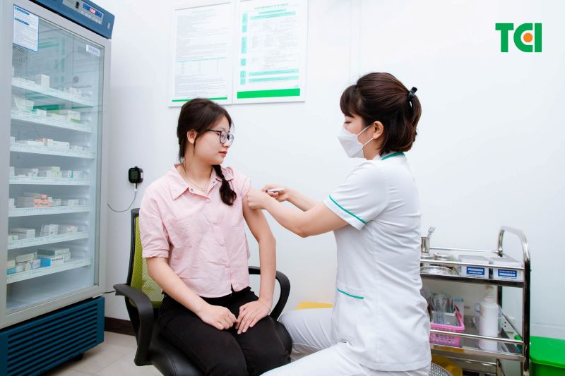 Tiêm chủng giúp bạn tránh khỏi những căn bệnh nguy hiểm, giảm thiểu nguy cơ lây lan cho người khác.