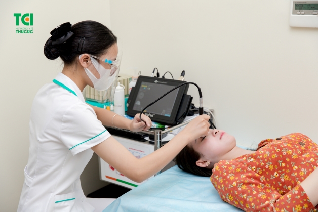 Siêu âm mắt sẽ sử dụng sóng âm thanh với tần số cao để tạo ra được hình ảnh chi tiết về mắt và cấu tạo hốc mắt của bệnh nhân