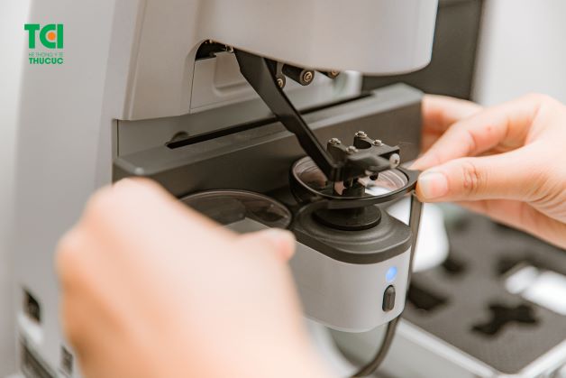 Hầu hết các trường hợp người bệnh bị loạn thị đều có thể điều chỉnh và cải thiện thị lực bằng kính thuốc. Đây là biện pháp đơn giản, hiệu quả được áp dụng rộng rãi, an toàn