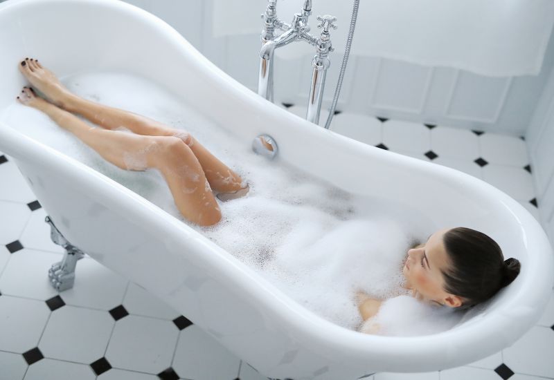 Giữ vệ sinh cá nhân sạch sẽ trước và sau khi quan hệ tình dục sẽ giúp giảm nguy cơ nhiễm các bệnh lây qua đường tình dục.