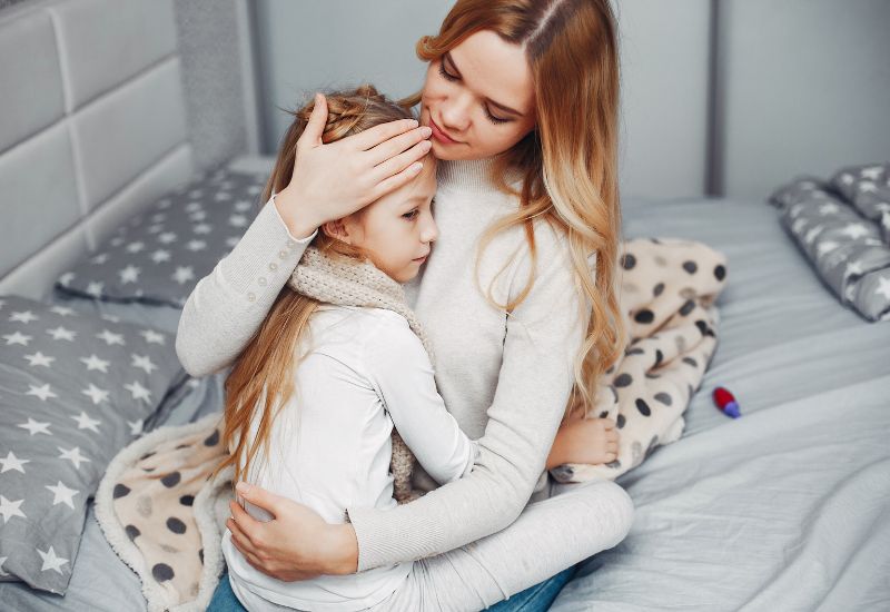 Quần áo của trẻ nên được làm từ chất liệu mềm mại như cotton, vừa giữ ấm vừa thoáng khí, giúp thấm hút mồ hôi tốt.