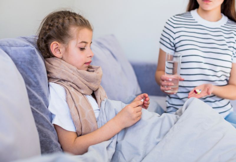 Nếu các triệu chứng cảm lạnh vượt quá 10-14 ngày mà không có dấu hiệu thuyên giảm, đó là lý do để đưa trẻ đi khám.